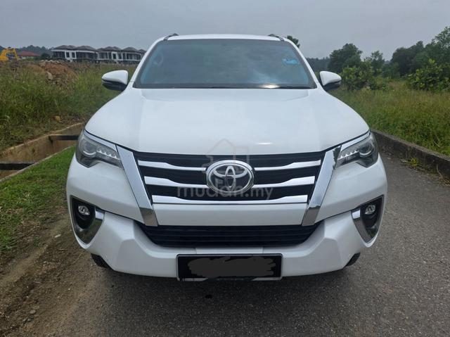 Toyota FORTUNER 2.4 VRZ Diesel  4x4 (A) SUV Auto photo 2